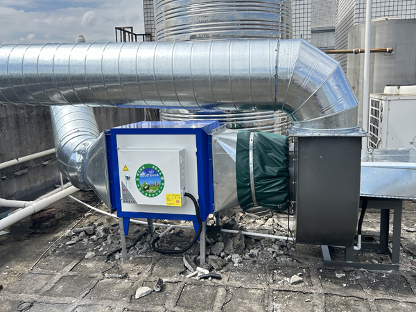 東莞餐飲廚房油煙凈化和工廠企業(yè)食堂飯?zhí)糜蜔焹艋こ? class=